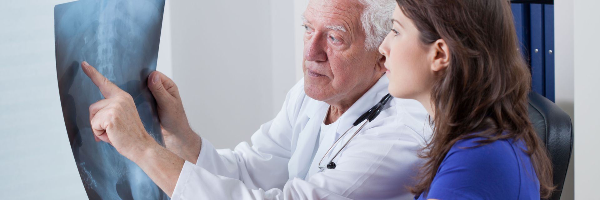 lekarz oglądający zdjęcie rentgenowskie