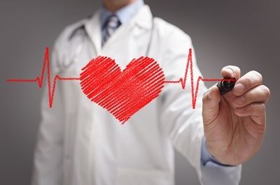doktor rysujący serce - zbliżenie