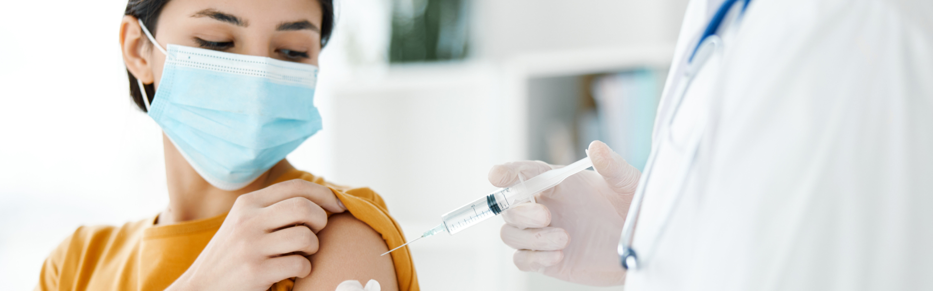 Szczepienia przeciw Covid-19 - szczepiona kobieta